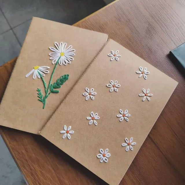 Caderno artesanal bordado com margaridas