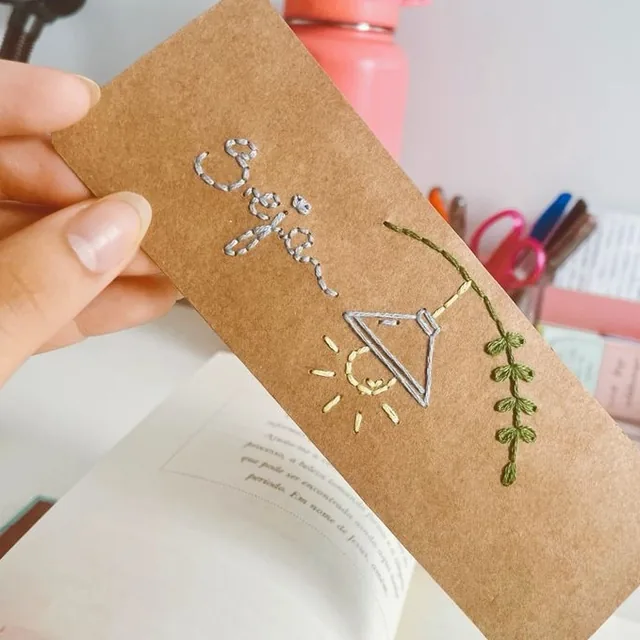 Marcador de página bordado com a frase Seja luz