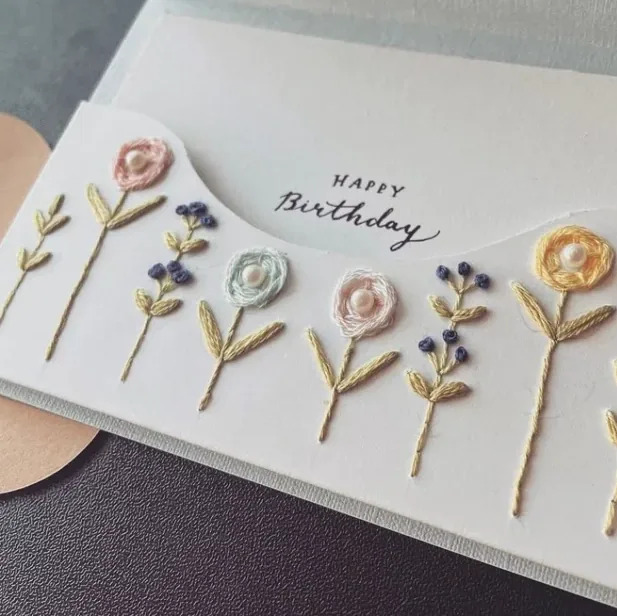 Cartão de aniversário bordado com flores